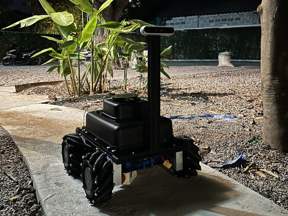 Rover holonomique à roues mecanum, caméra de profondeur sur mât, de nuit dans le jardin