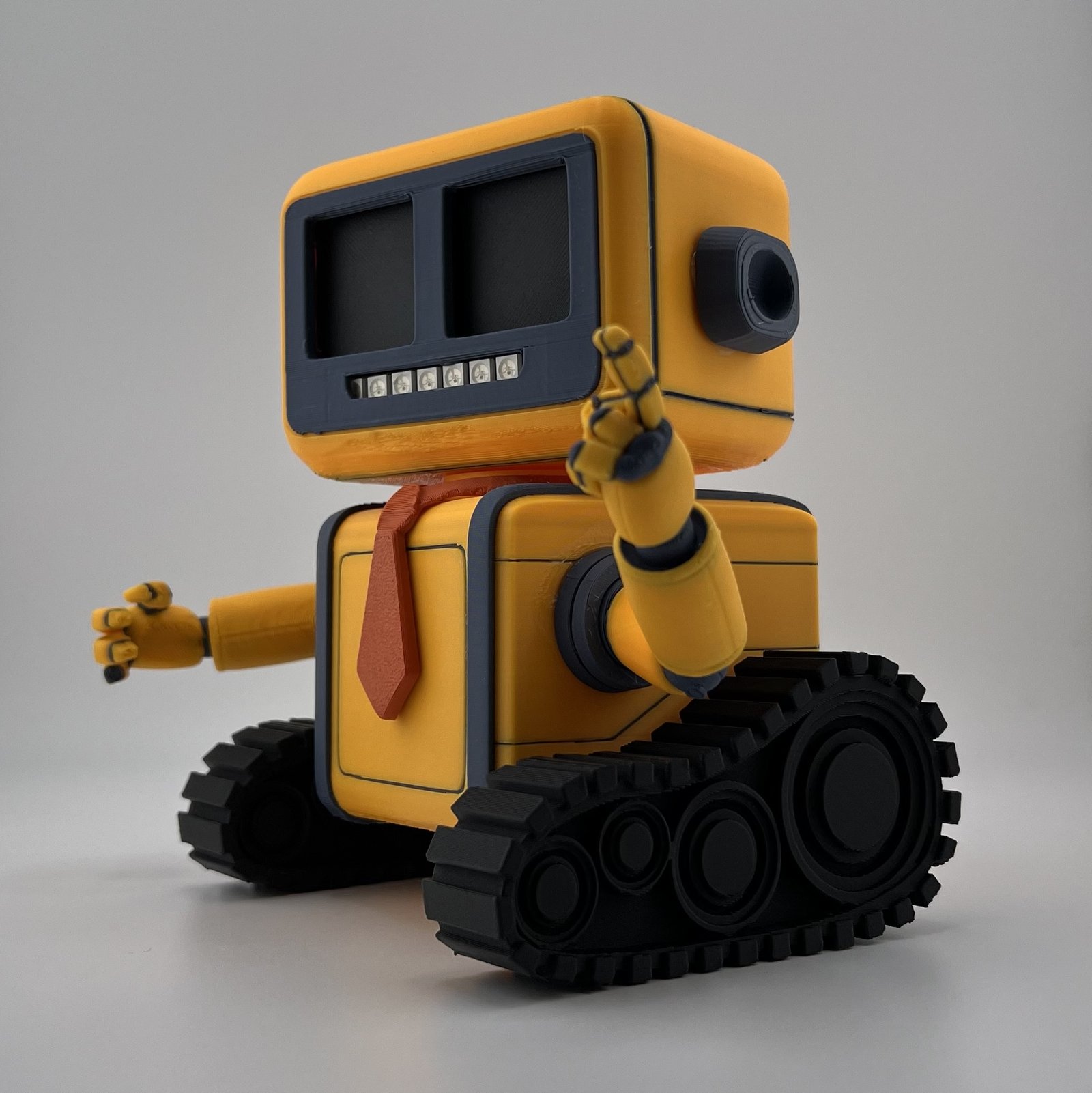 Petit robot à chenilles avec une cravate